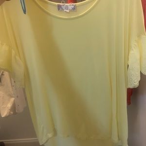 pretty yellow tee !